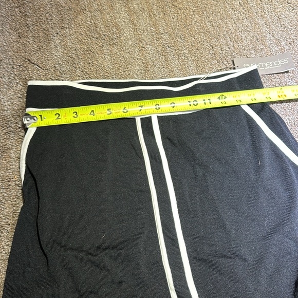 Women’s Eva Mendes Skirt size Medium color black and white.             Bx15 - Picture 3 of 5